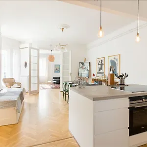  Appartamento Klauzal W/3 Bedrooms, French Balcony