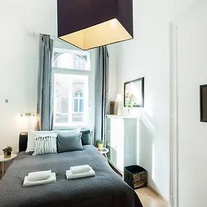 Cosy And Central With 4 Bedrooms And A/c Apartament